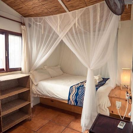 On The Beach 2 Bedroom Dhow Cabin W Ac Praia do Tofo Extérieur photo